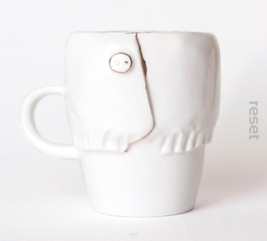 Porcelanowa filiżanka do espresso w ubranku 