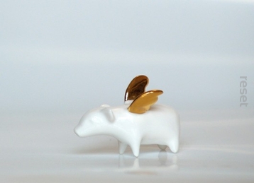 Porcelanowa świnka ze złotymi skrzydłami