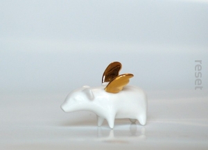 Porcelanowa świnka ze złotymi skrzydłami