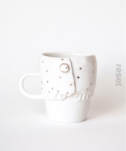 Porcelanowa filiżanka do espresso w ubranku w złote kropki